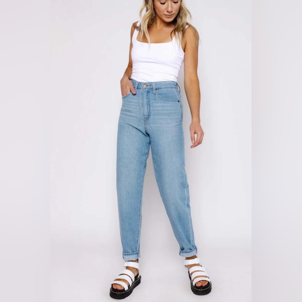 Levi’s High Loose Tapered Jeans in Let’s Stay In PJs Size 24